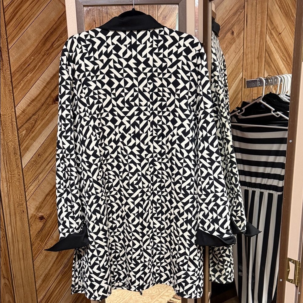 Sole Dione Studios Size 3XL Black and White Geometric Blouse - Picture 6 of 6